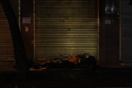 Nhói lòng những mảnh đời qua đêm trên vỉa hè giá lạnh Hà Nội 